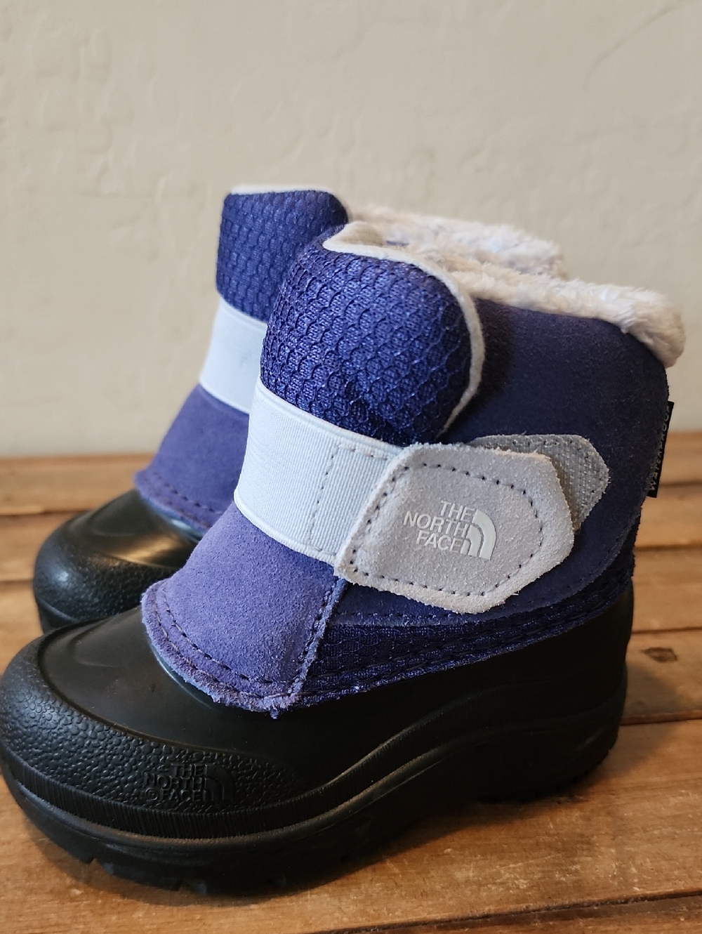 The North Face Kids Purple Snow Boots with Reflective Strap. Size 6 Toddler.